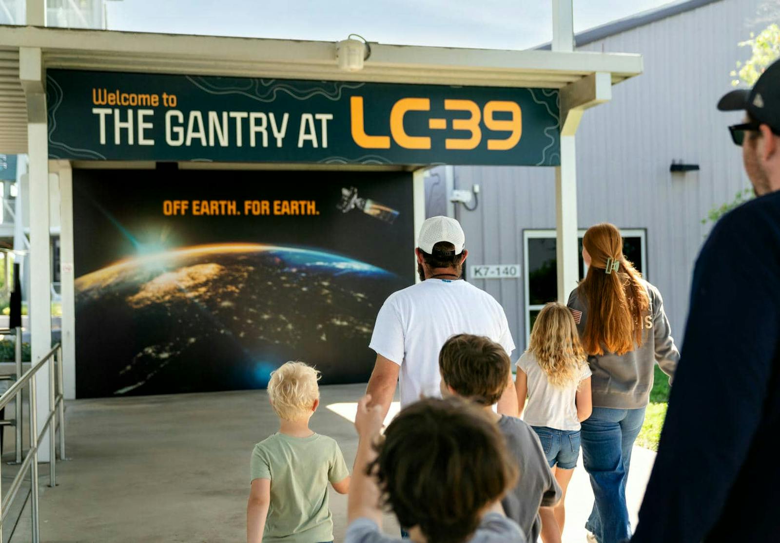 Besucher betreten das Gantry im Kennedy Space Center