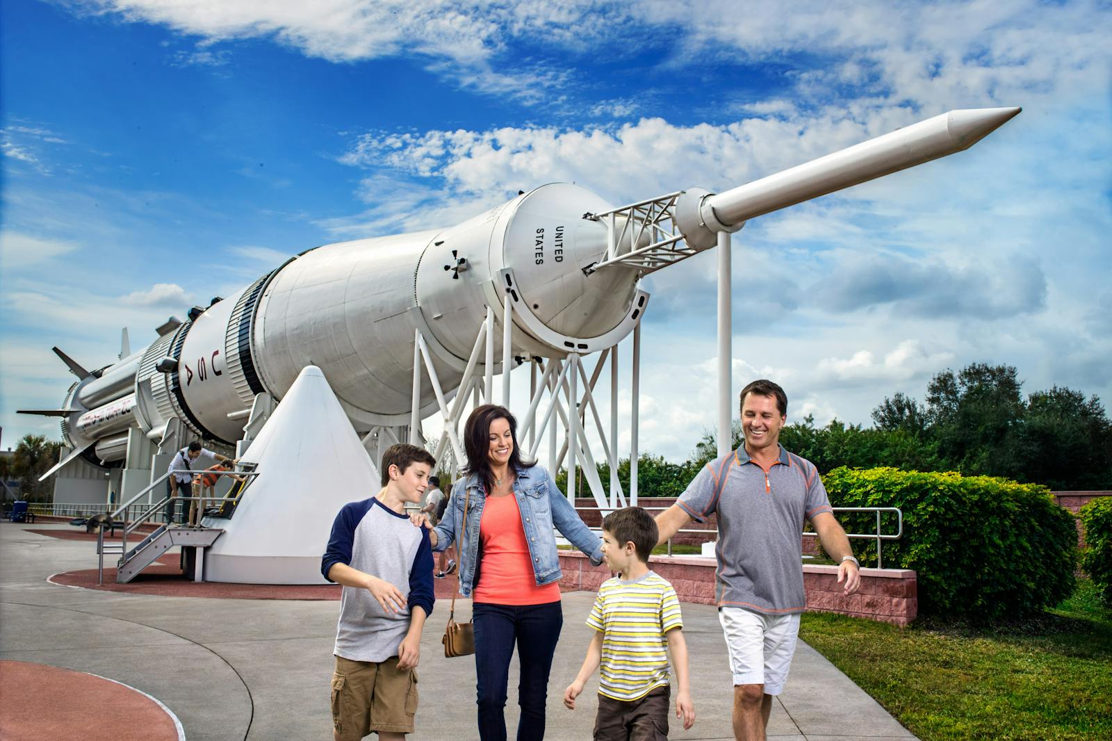 Une famille devant la fusée au Kennedy Space Center