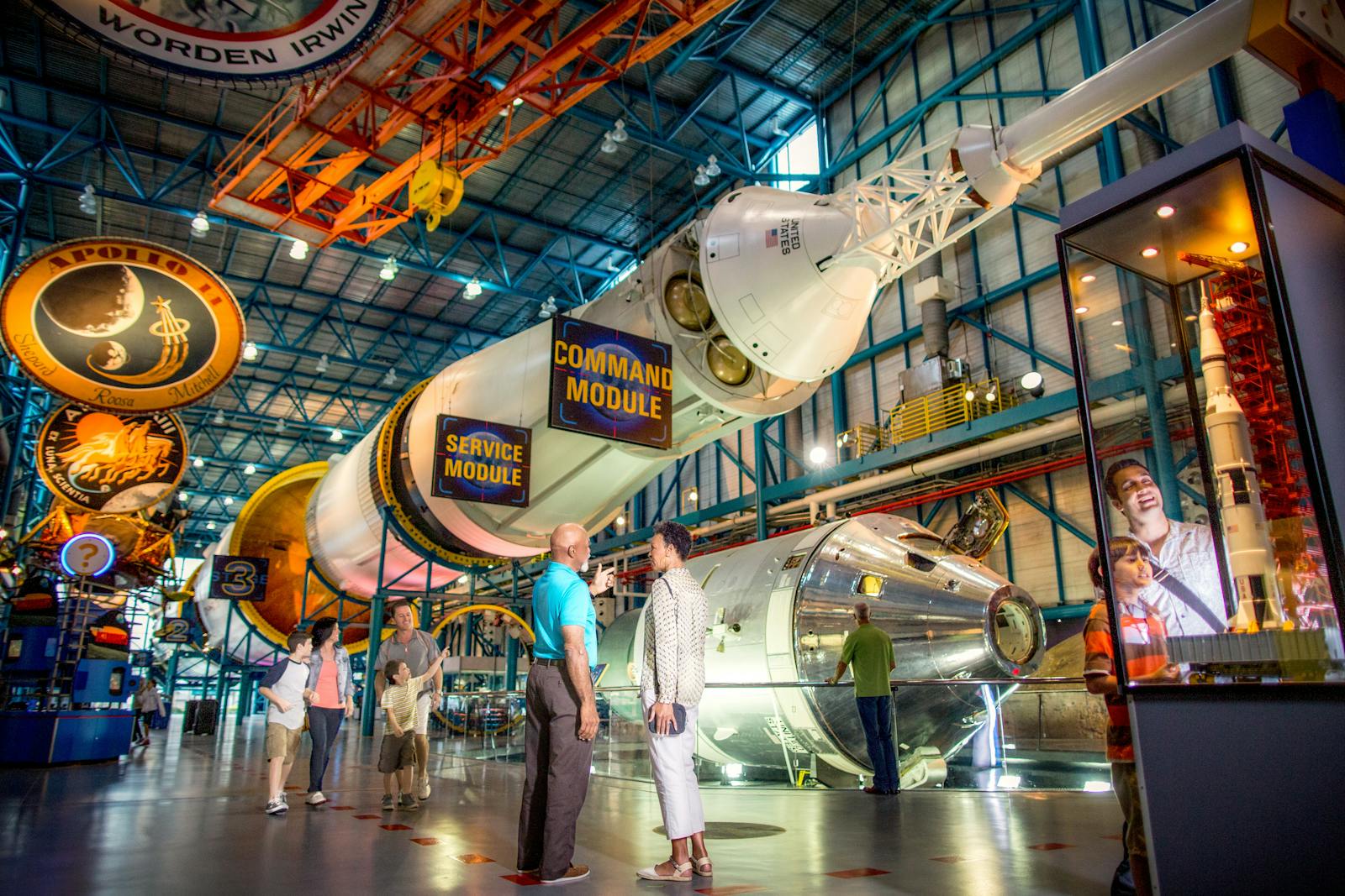 Visiteurs devant une fusée au Kennedy Space Center
