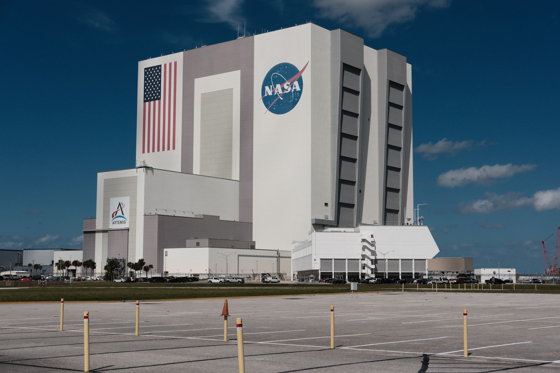 Het Kennedy Space Center met zijn logo's