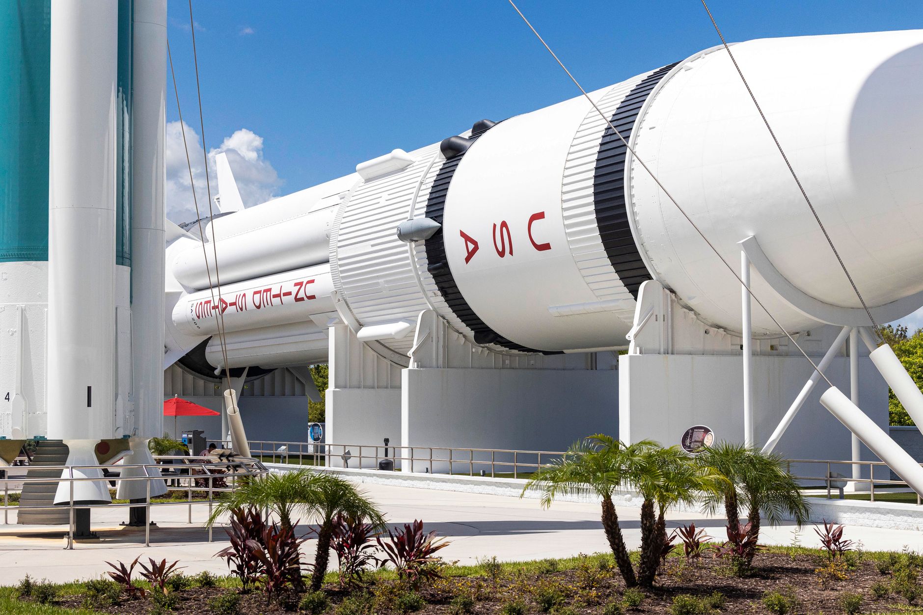 Foguete horizontal exposto no Kennedy Space Center