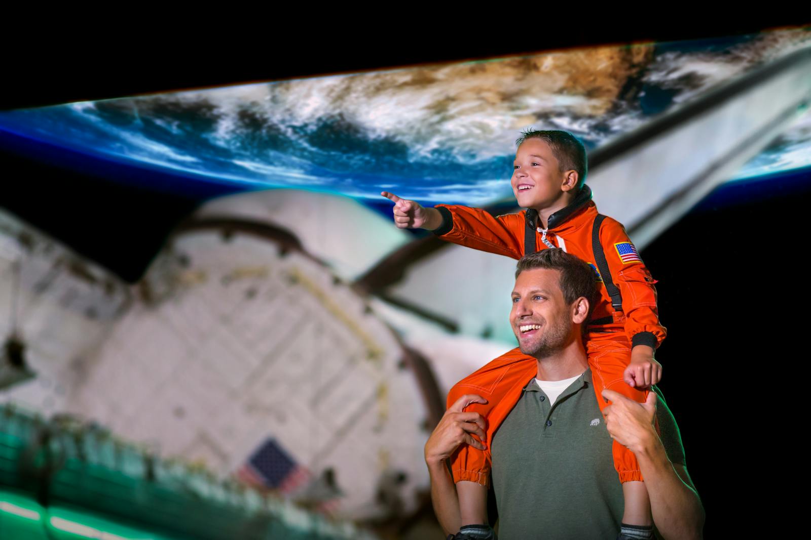 Pai e filho felizes no Kennedy Space Center