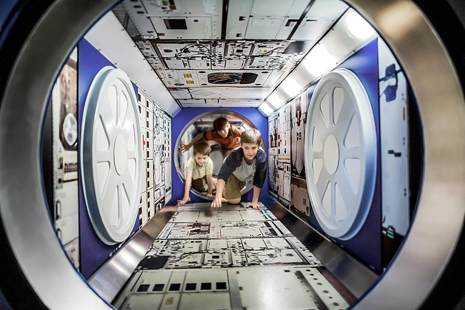 Copii într-o mașetă a Kennedy Space Center