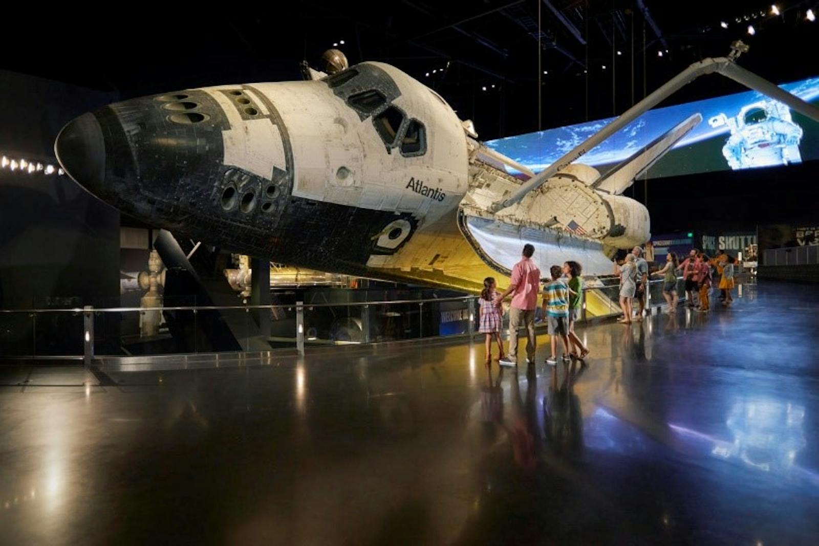 Naveta Atlantis expusă la Kennedy Space Center